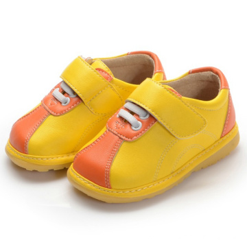 Zapatos amarillos del bebé Muchacho del niño